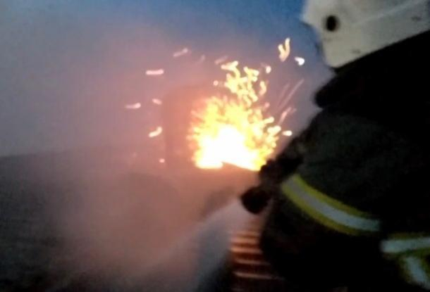 В Краснодаре около 10 часов тушили крупный пожар в цехе по производству сои