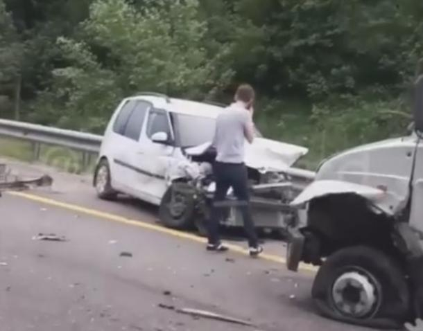 Водитель и пассажир мотоцикла пострадали в массовой аварии на Кубани