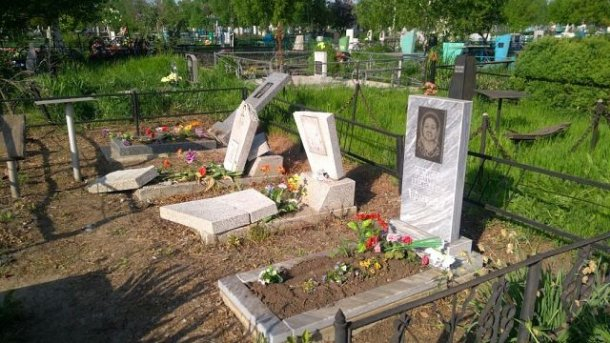 Вандалы на тихорецком кладбище разрушили могилы ветеранов Великой Отечественной войны