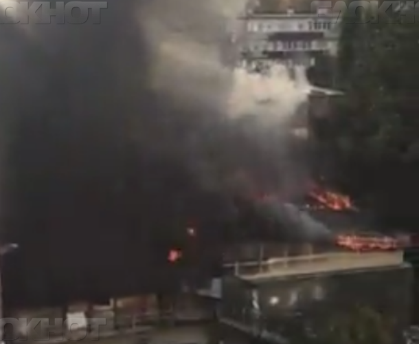 При пожаре в Сочи погибла женщина, 17 человек пострадали