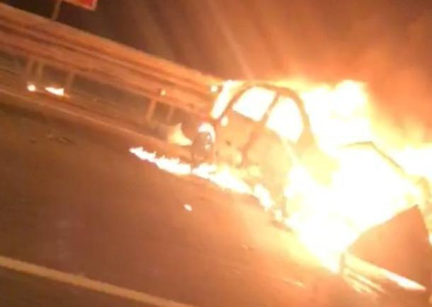 Под Краснодаром после столкновения с отбойником загорелась машина