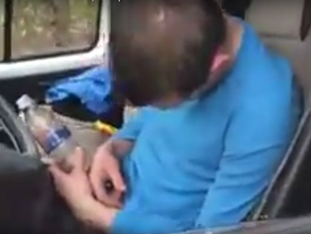 «Обкурившегося» водителя большегруза на обочине сняли на видео в Краснодаре