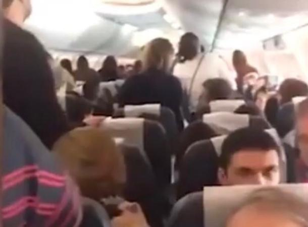 В Сочи экстренно сел самолет после нападения пассажира на стюардессу