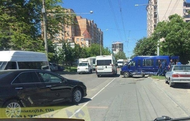 Иномарка врезалась в маршрутку в Новороссийске: госпитализирован пассажир