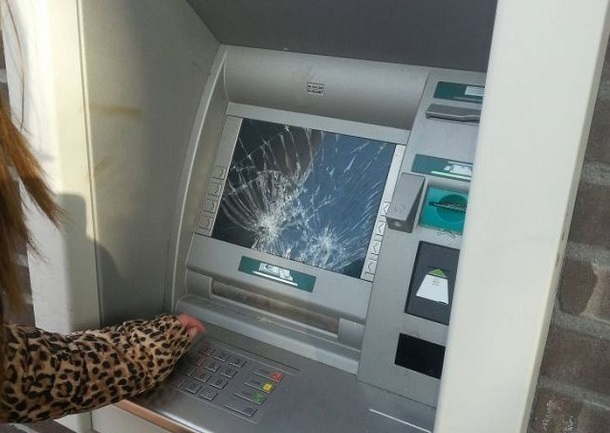 Житель Кубани разбил камнем банкомат, захвативший его банковскую карту