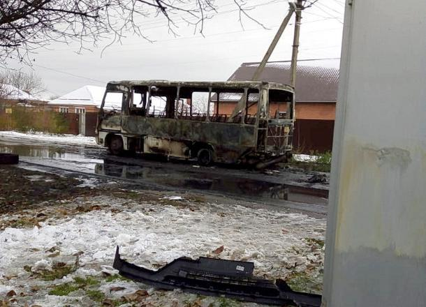 Пассажирский автобус полностью выгорел после столкновения с иномаркой под Ейском