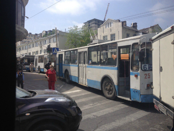 В Новороссийске пытающийся объехать ДТП троллейбус заблокировал движение