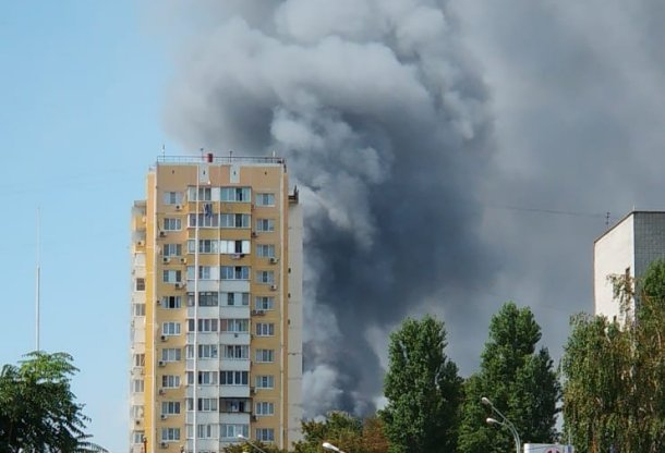 Сильный пожар вспыхнул на рынке в Краснодаре