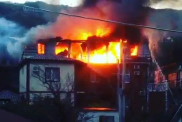В Геленджике сгорел двухэтажный гостевой дом