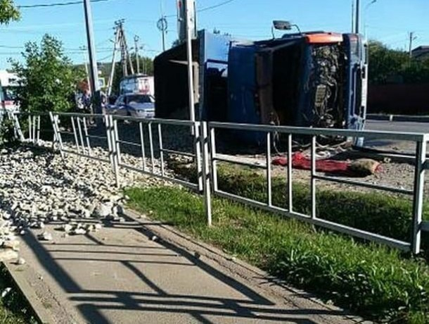 Перевернувшийся грузовик на Кубани засыпал гравием улицу