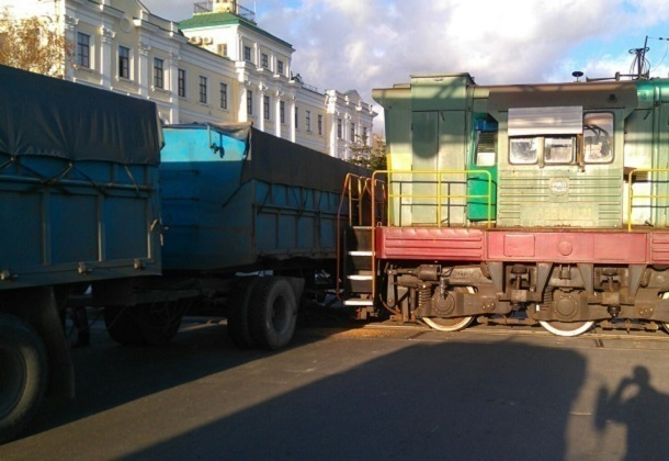 В Новороссийске тепловоз протаранил грузовой автомобиль