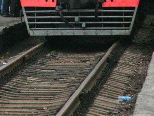 На Кубани женщина, не услышавшая приближение поезда, оказалась задавленной