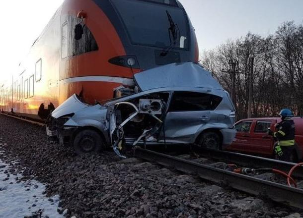 Иномарка столкнулась с пассажирским поездом в Краснодаре