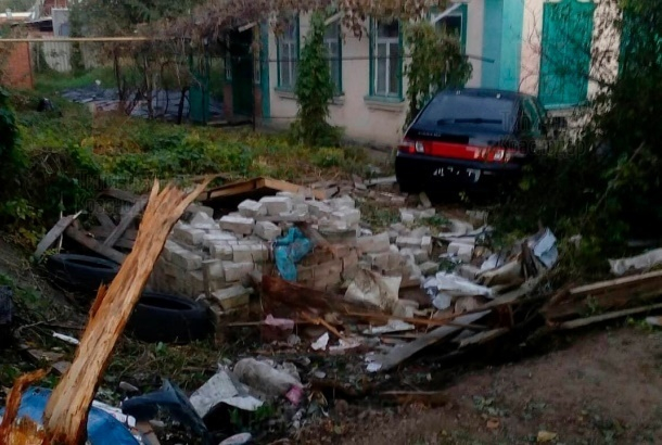 Lada протаранила дом в Краснодаре, едва не сбив людей