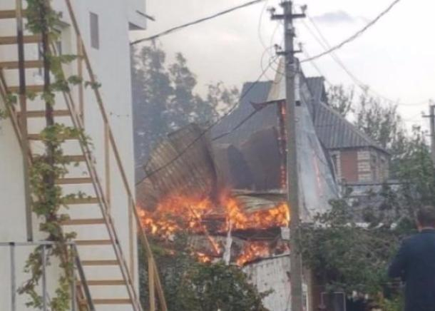 В Краснодаре из-за пожара около Тургеневского моста образовалась пробка