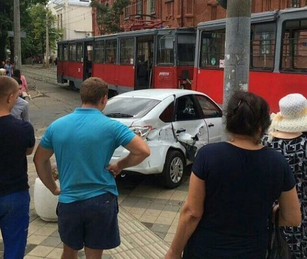 Трамвай протаранил «Ладу» с ребенком в Краснодаре