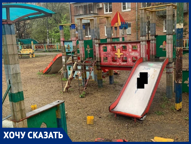 В Краснодаре разрушающаяся детская площадка превратилась в место сборищ маргиналов