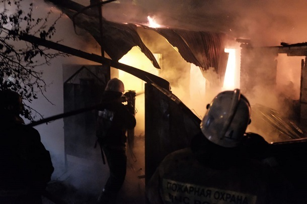 В Краснодаре выгорели 500 кв/м в частном доме