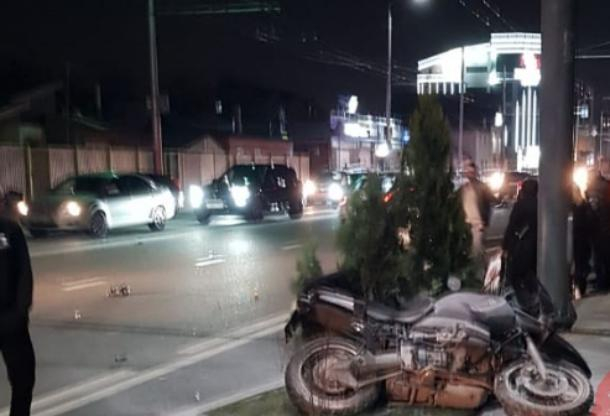 Два мотоцикла и легковушка столкнулись в Краснодаре: есть пострадавшие