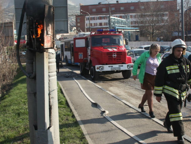 В Новороссийске остановились троллейбусы из-за возгорания электрощитка: образовалась пробка