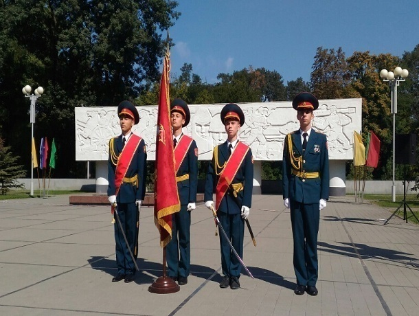 На площади Павших Героев в Краснодаре юные кадеты забили в свои барабаны