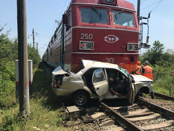 На Кубани поезд переехал иномарку, двое погибли