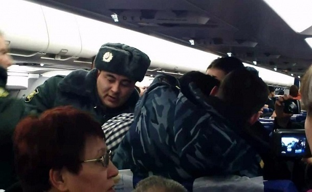 Из-за драки пьяных пассажиров рейс Москва – Сочи задержали на 1,5 часа