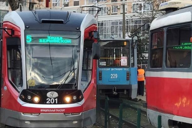 В Краснодаре у трамвая, работающего на маршруте, отвалилась дверь