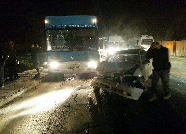 Пассажирский автобус и легковушка столкнулись в Новороссийске