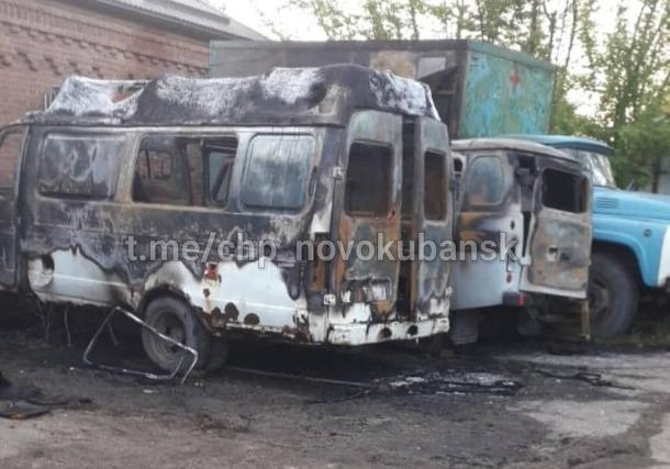 На территории больницы на Кубани сгорели две «скорые»