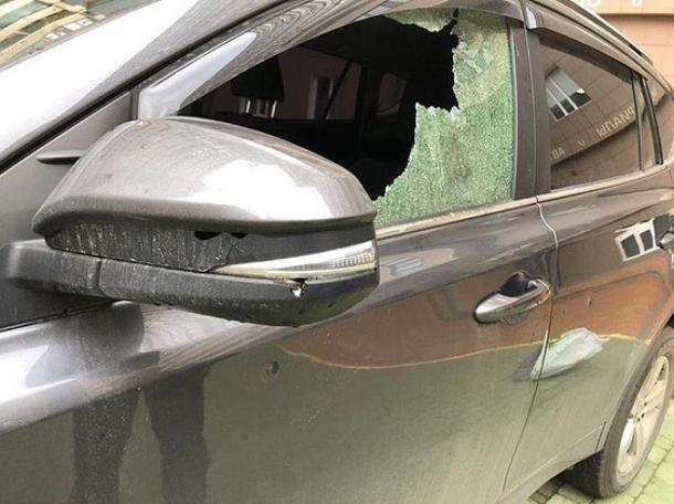 В самом центре Краснодара неизвестные расстреляли два автомобиля