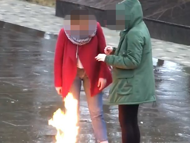 Школьницы, надругавшиеся над Вечным огнем в Краснодарском крае, попали на видео
