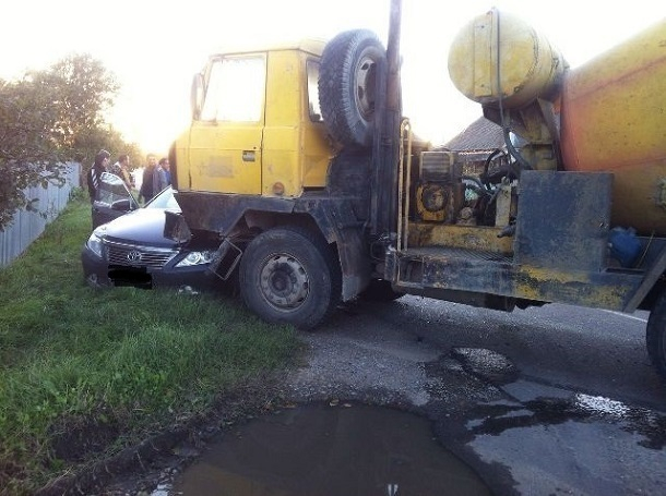 При столкновении с цементовозом в Динском районе погиб водитель легковушки