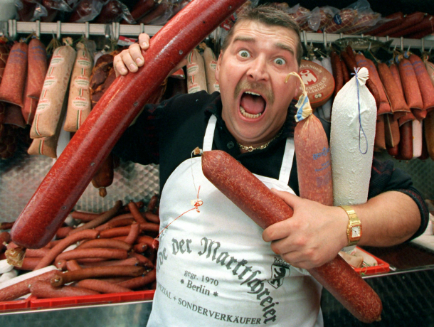 В Горячем Ключе вор пробрался в магазин, съел палку колбасы, а после долго прятался под витриной холодильника от полиции