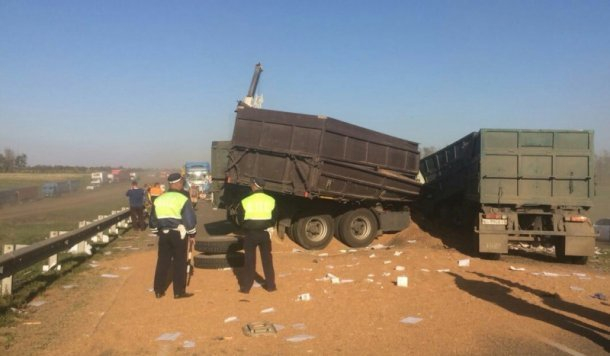 Два человека погибли при столкновении четырех грузовиков в Кавказском районе