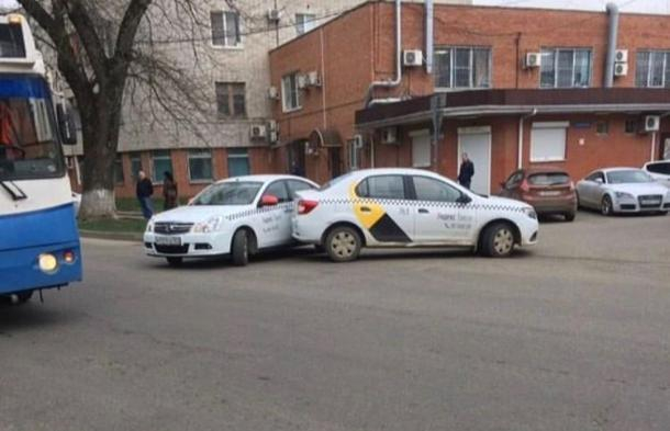 «Механизм самоуничтожения запущен», - краснодарцы о ДТП с двумя авто «Яндекс.Такси»