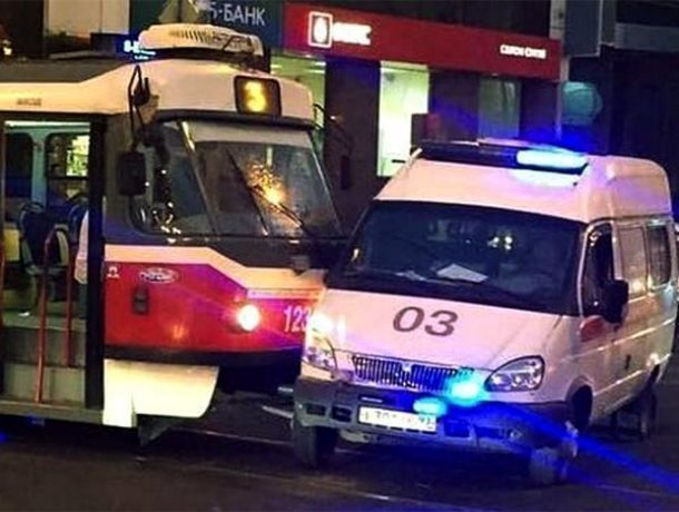 В Краснодаре трамвай врезался в скорую помощь