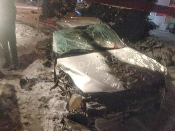 Машину разорвало на части после столкновения со столбом в Краснодаре