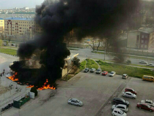 В Новороссийске вспыхнула автозаправка: небо заволокло черным дымом