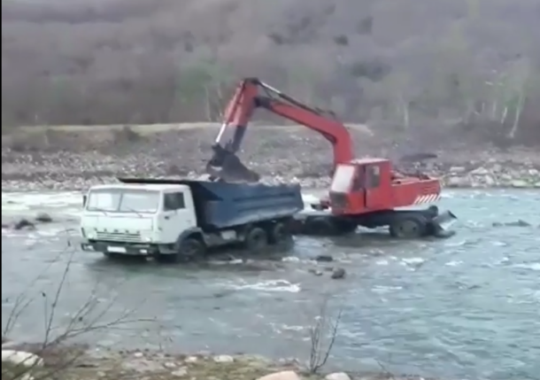 Сочинские бизнесмены украли сотни тонн щебня из местных рек