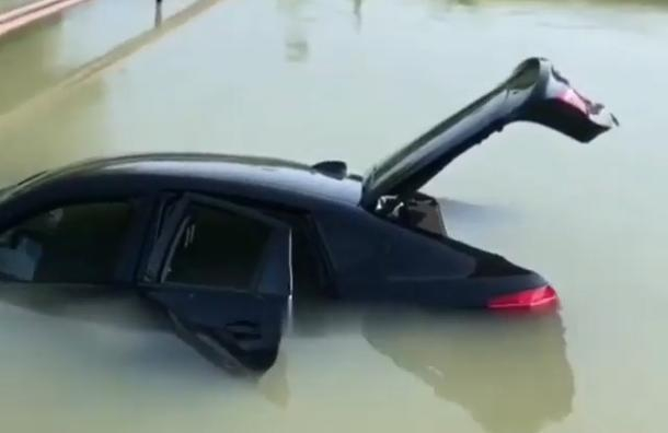 Черный BMW затопили под Краснодаром