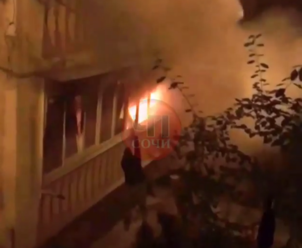 Соседи вытащили женщину из горящей квартиры в Сочи