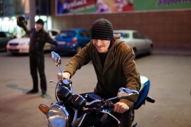 Пьяные угонщики в Тимашевске укатили мотоцикл в парк и легли рядом с ним спать