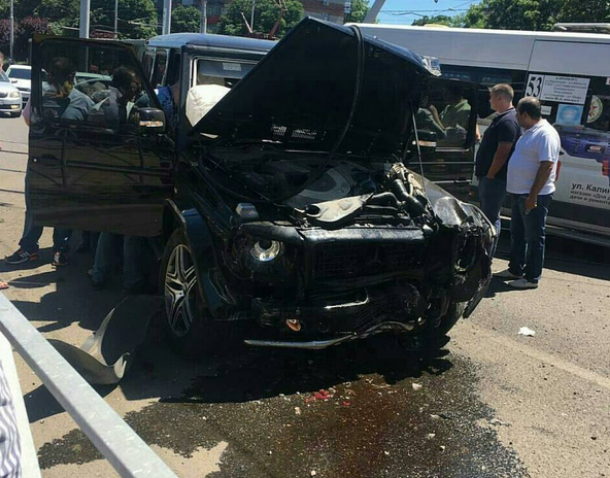 Жесткое ДТП с участием трех машин произошло в Краснодаре
