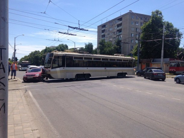 Трамвай протаранил «легковушку» в Краснодаре