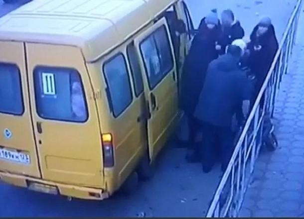 В Тимашевске умерла женщина, которую водитель «выбросил» из маршрутки