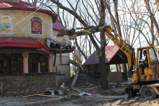В краснодарском парке трактор разрушил кафе «Рандеву»