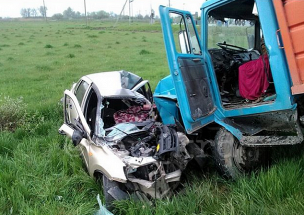 Водитель «Лады Гранты» умер на Кубани, столкнувшись с мусоровозом