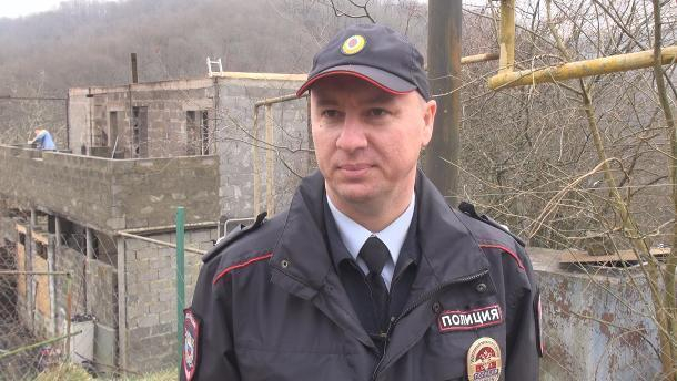 Сочинский полицейский вынес из горящего дома несколько членов многодетной семьи