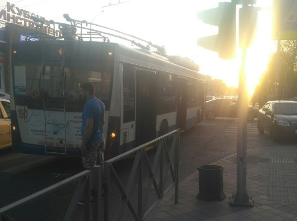 ДТП с троллейбусом вызвало многокилометровую пробку в Краснодаре